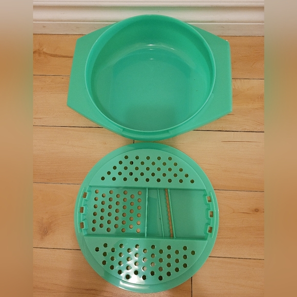 Vintage Tupperware green lettuce/cheese grater (786 and 787) - Picture 3 of 3